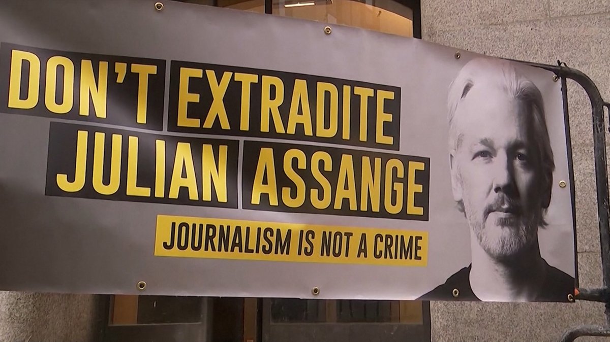 Ein Protest Banner mit Assange