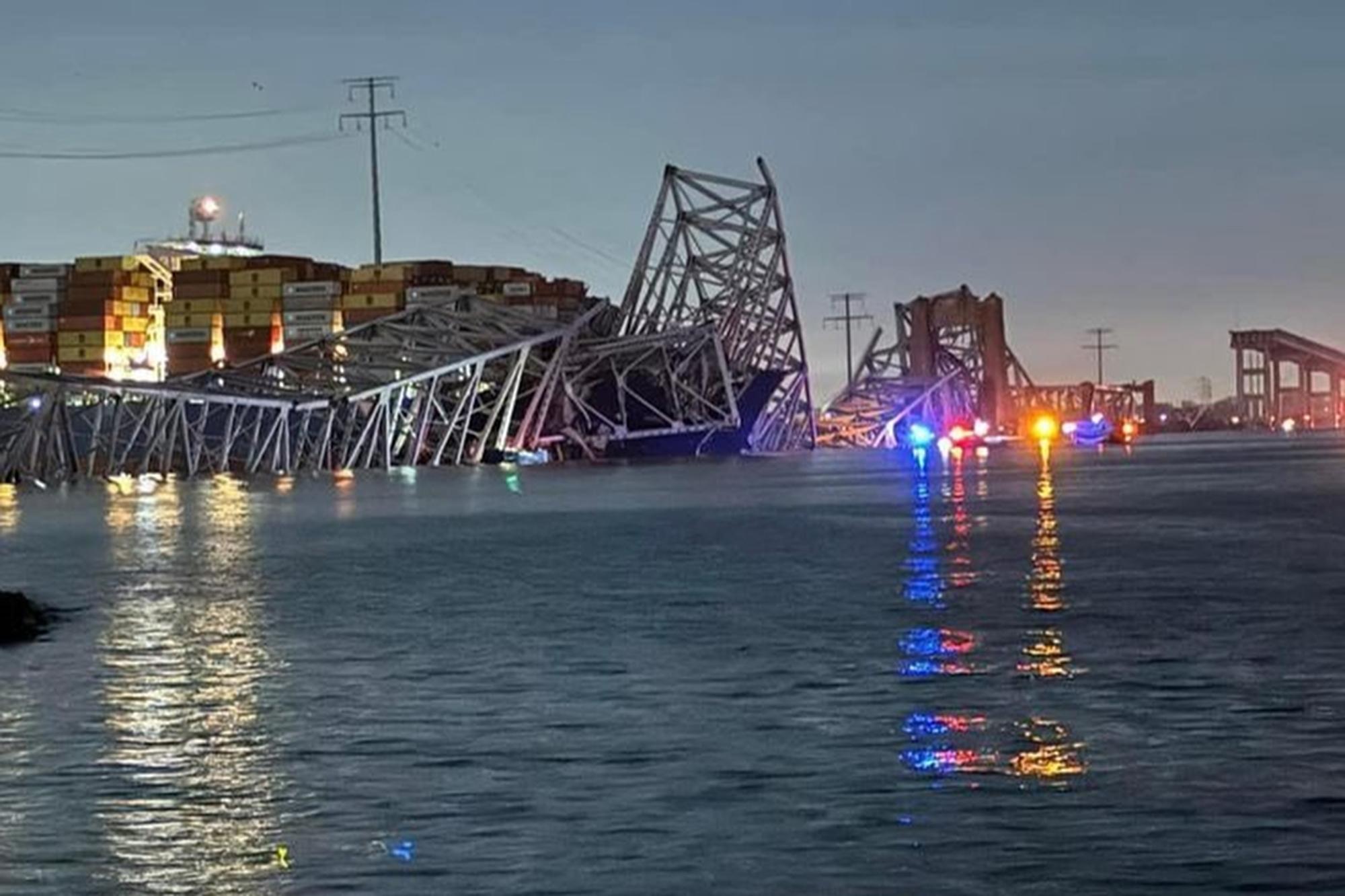 Das Frachtschiff, das die Brücke gerammt hat, und deren Trümmer im Wasser.