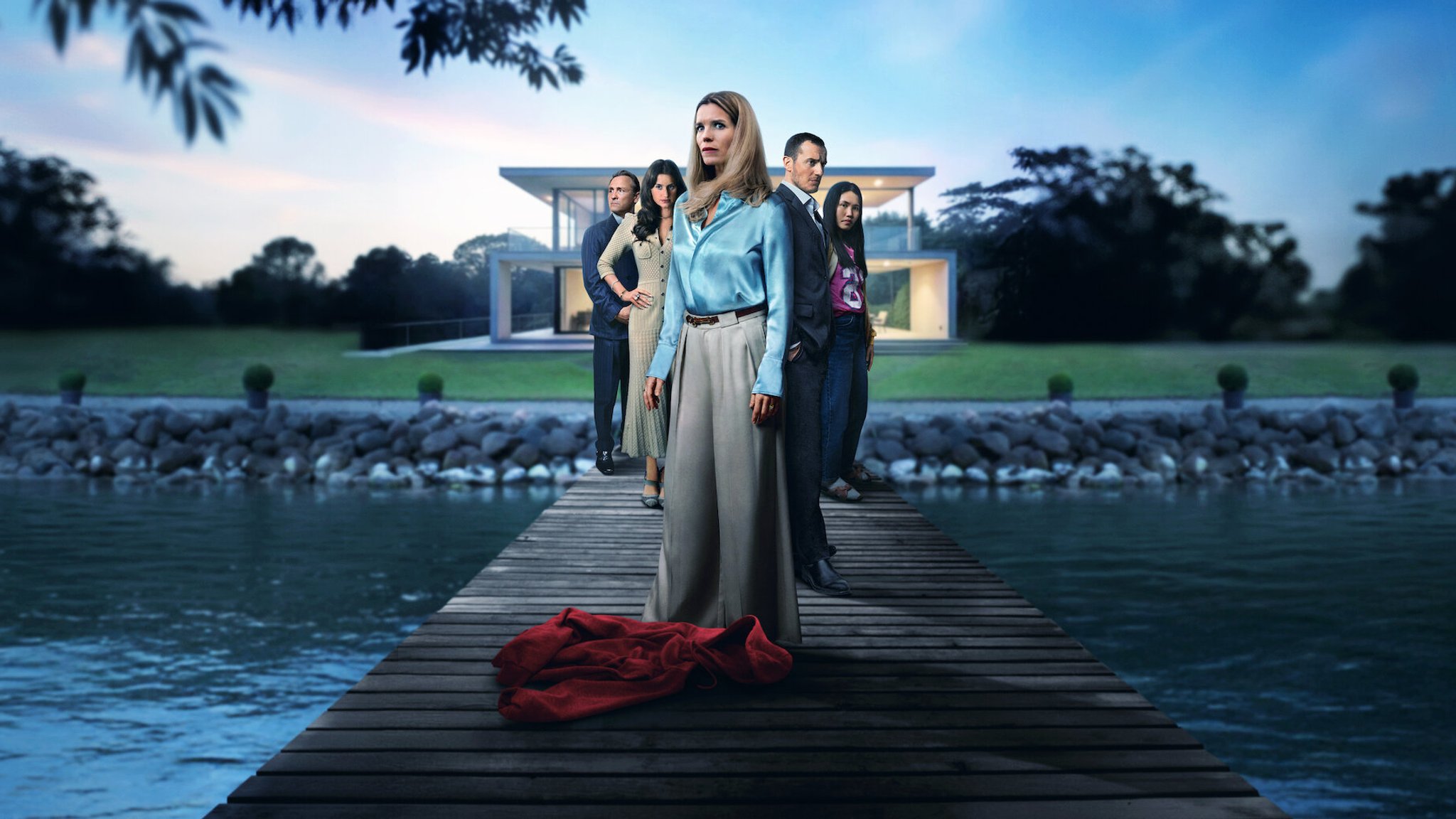 Cecilie (Marie Bach Hansen), ihr Ehemann Mike (Simon Sears), ihr Au-Pair Angel (Excel Busano) und ihre Nachbarn Rasmus (Lars Ranthe) und Kate (Danica Curcic) auf einem Steg vor einer Villa