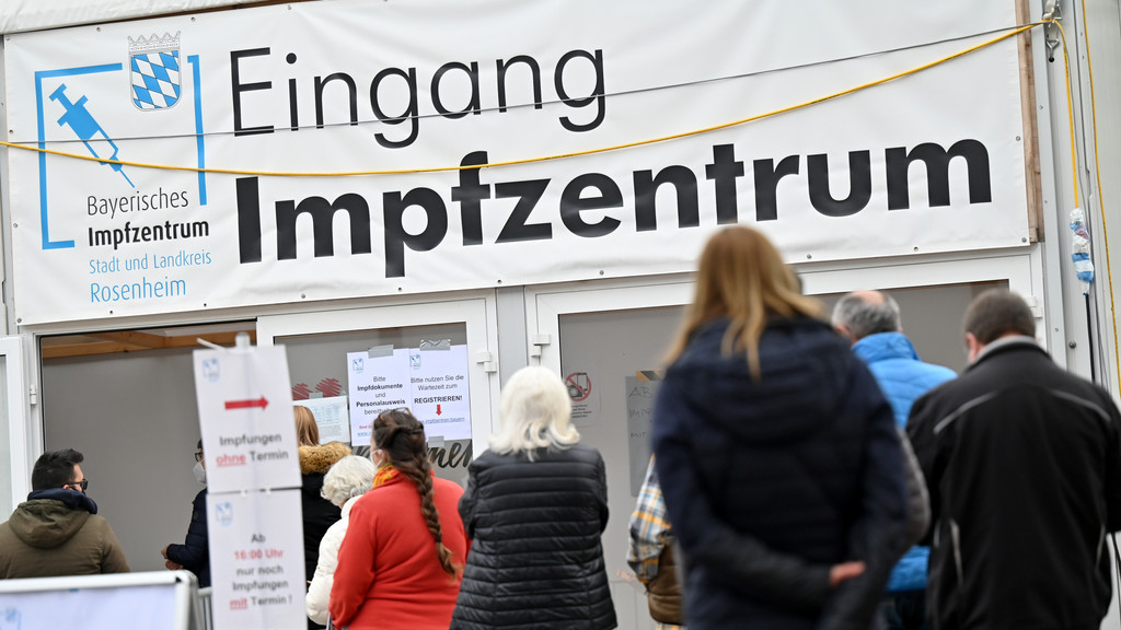Impfwillige stehen vor dem Eingang zum Impfzentrum in Rosenheim.