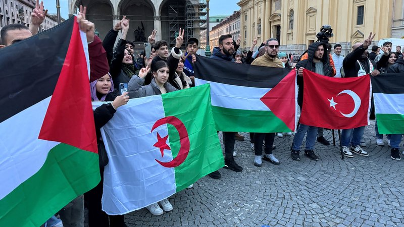 Teilnehmende einer spontanen Demo für Palästina auf dem Odeonsplatz in München