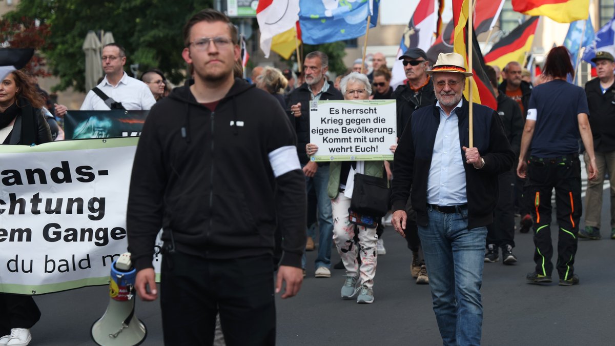 Der Nürnberger AfD-Stadtrat Klaus Krestel (re. mit Hut) nimmt regelmäßig an Veranstaltungen von "Team Menschrenrechte" teil. 