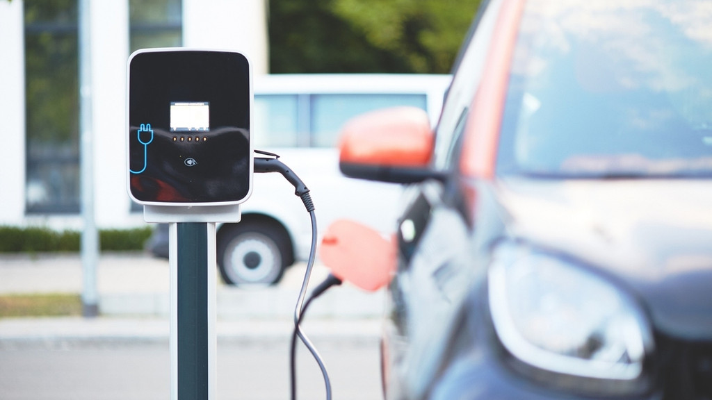 Auto an einer Ladestation. | Bild: Pixabay Auto an einer Ladestation.
