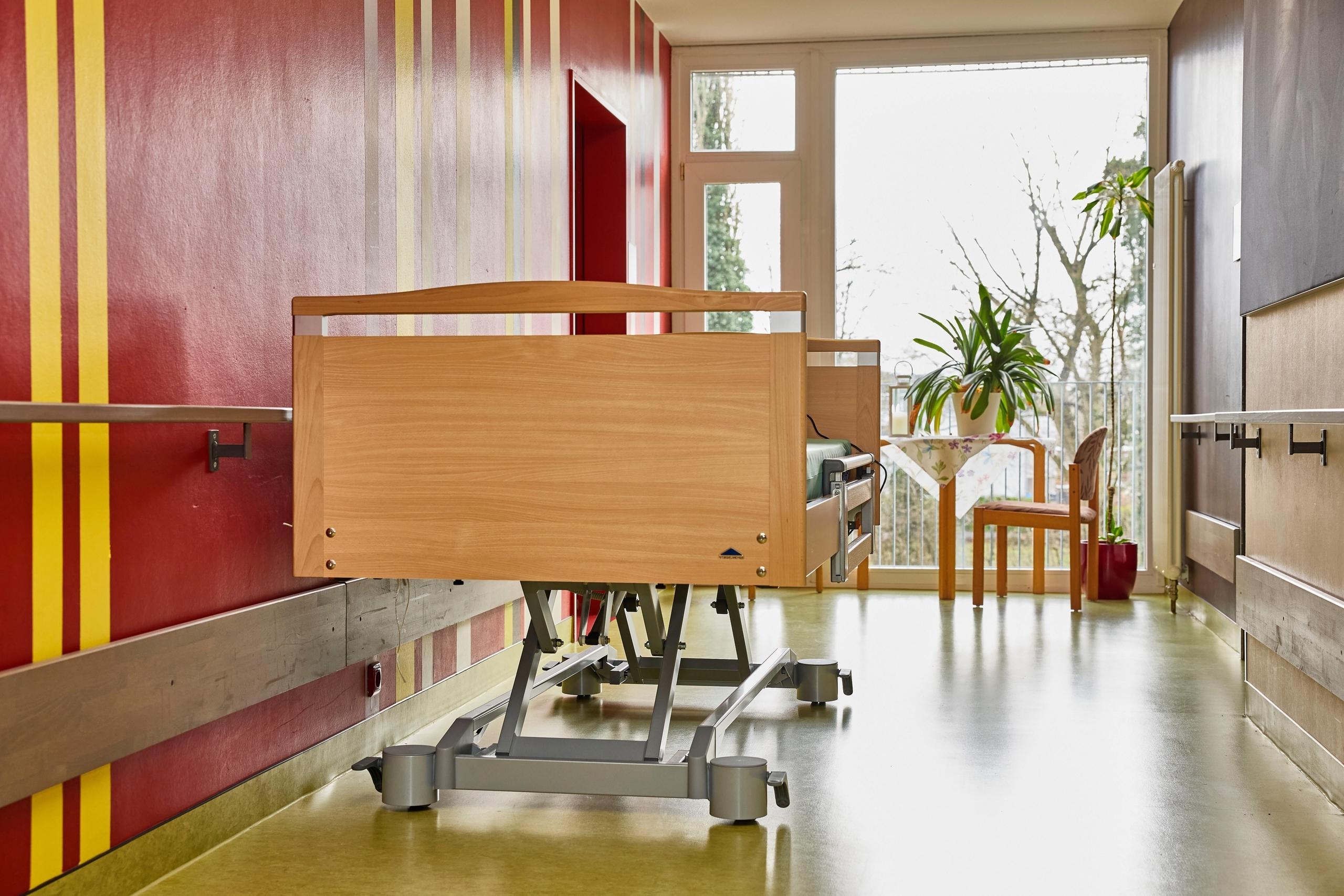 Leeres Pflegebett auf einem Flur in einem Pflegeheim