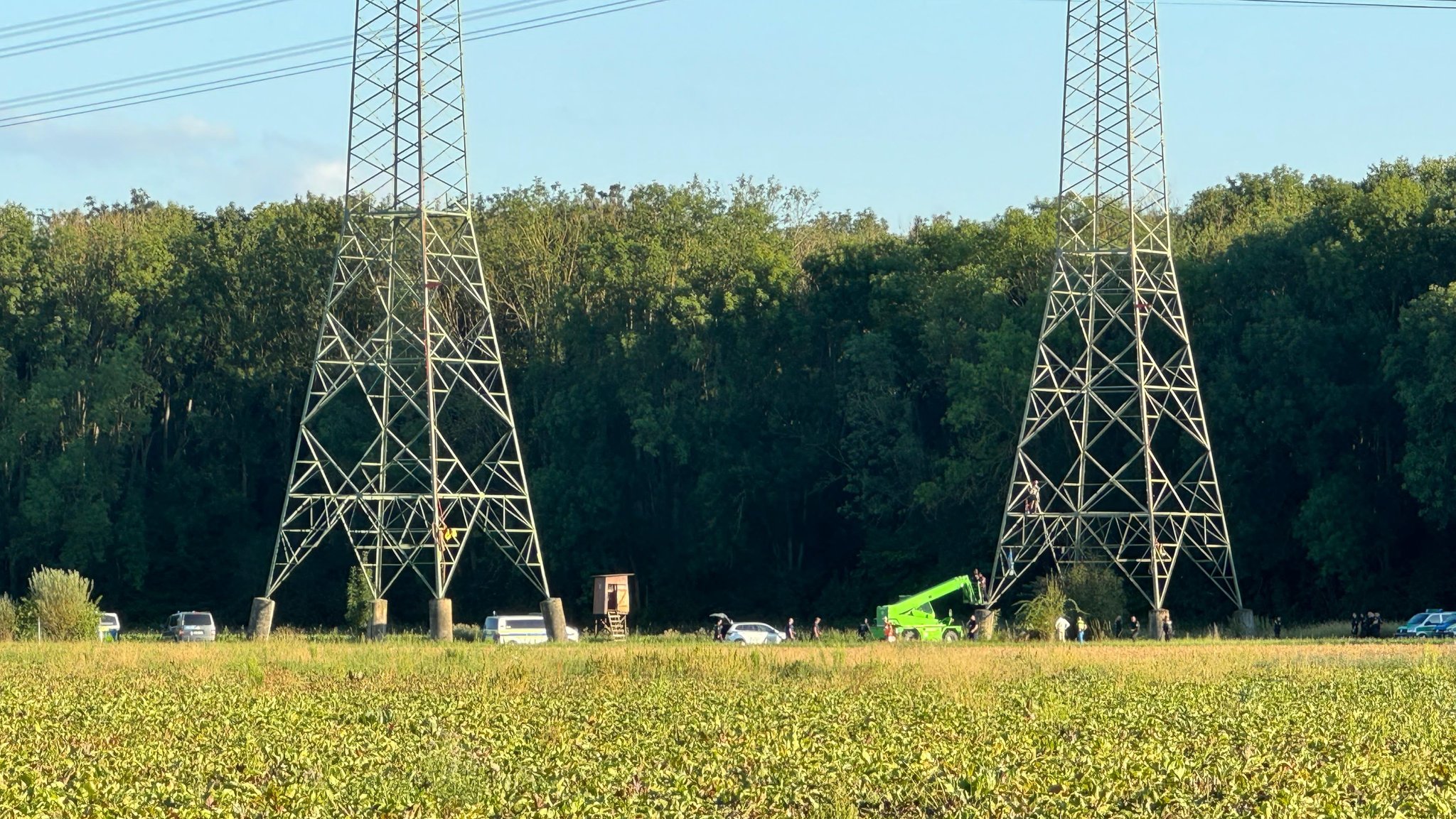 Kurz vor der Sprengung der AKW-Kühltürme in Grafenrheinfeld hat sich ein Mann an einem Strommast festgekettet und hat die ganze Aktion verzögert. 