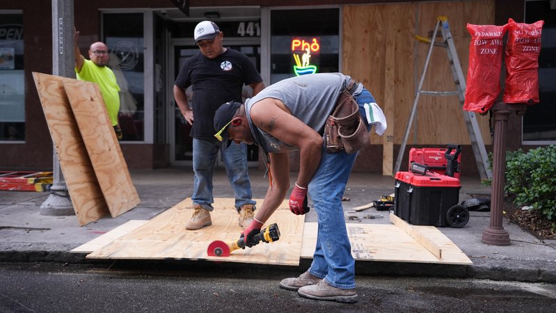 Viele US-Amerikaner verbarrikadieren Häuser und Geschäfte. | Bild: picture alliance / Anadolu | Lokman Vural Elibol Besondere Hinweise Viele US-Amerikaner verbarrikadieren Häuser und Geschäfte.