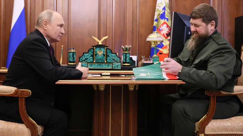 Die beiden Politiker sitzen an einem kleinen Tisch gegenüber | Bild:Michail Metzel/Picture Alliance