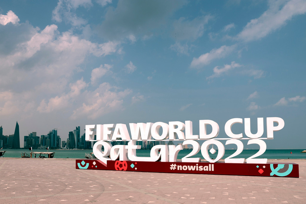 Schriftzug "FIFA World Cup Qatar 2022" vor der Skyline von Doha, Katar
