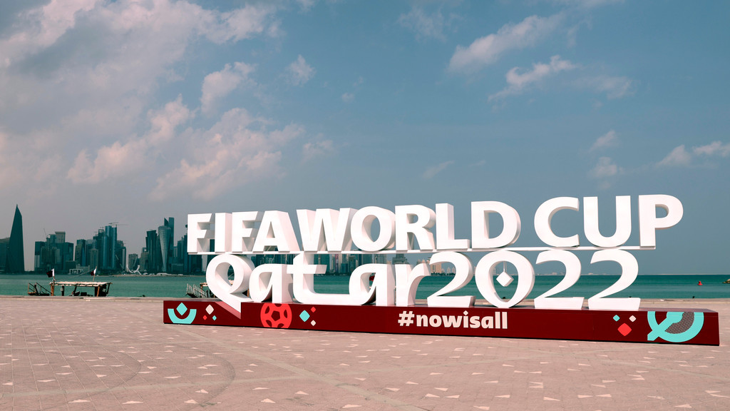 Schriftzug "FIFA World Cup Qatar 2022" vor der Skyline von Doha, Katar