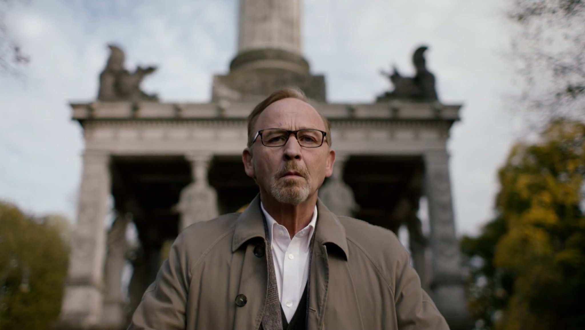 Sein Vater war sein Vorbild. So wie er wollte Alexander Held als Schauspieler glänzen. Diese Liebe zum Spiel zeigt der hochtalentierte Münchner in all seinen Rollen. Nun ist der Schauspieler Alexander Held verstorben | Bild: Bayerischer Rundfunk 2026 Sein Vater war sein Vorbild. So wie er wollte Alexander Held als Schauspieler glänzen. Diese Liebe zum Spiel zeigt der hochtalentierte Münchner in all seinen Rollen. Nun ist der Schauspieler Alexander Held verstorben