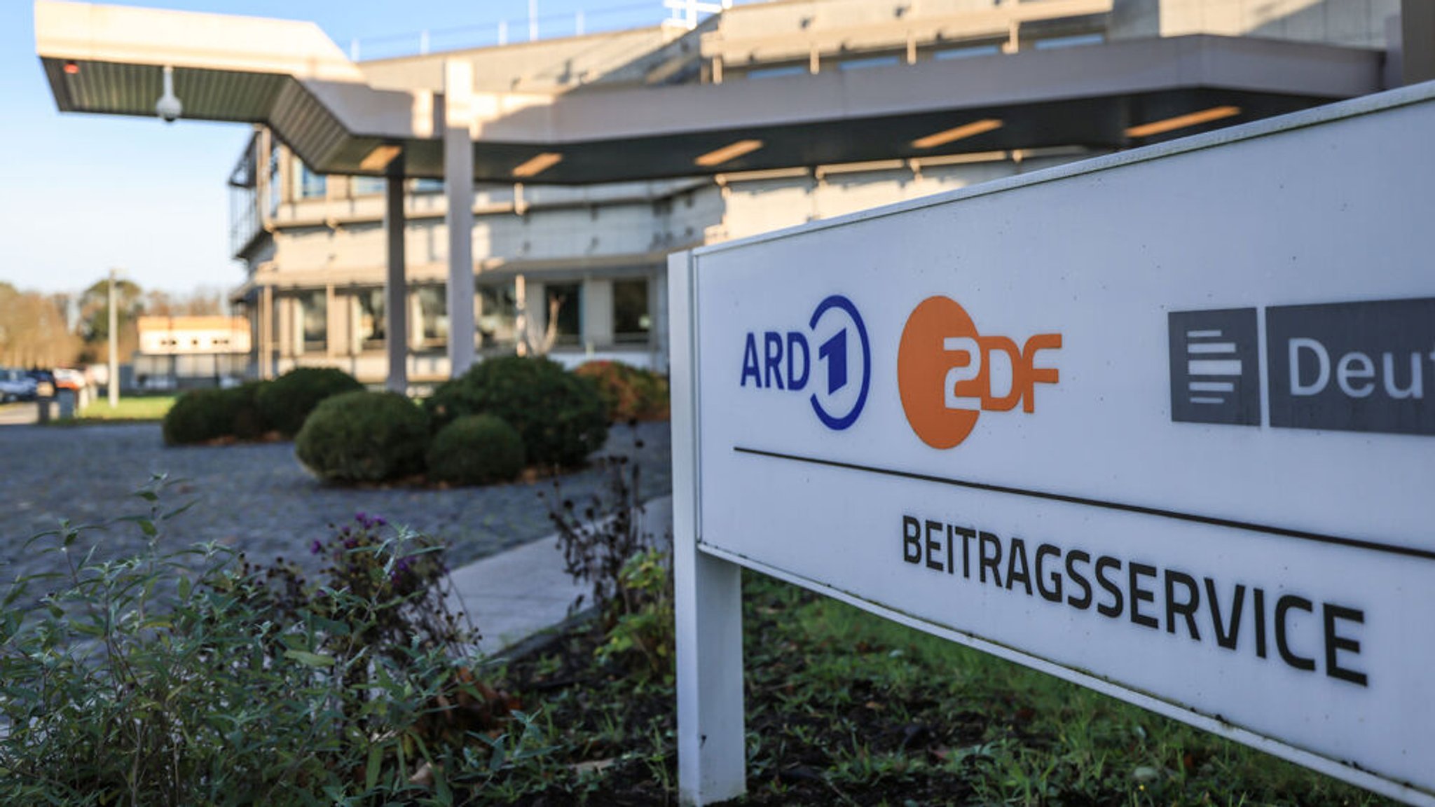 22.11.2023, Nordrhein-Westfalen, Köln: Der Beitragsservice von ARD, ZDF und Deutschlandradio in Köln. Der Rundfunkbeitrag sollte ab 2025 Berechnungen von Finanzexperten zufolge von monatlich 18,36 Euro auf 18,94 Euro steigen. Das geht aus einem Entwurf des Expertengremiums KEF hervor - die Kommission will Anfang 2024 eine endgültige Empfehlung an die Bundesländer abgeben. Foto: Oliver Berg/dpa +++ dpa-Bildfunk +++