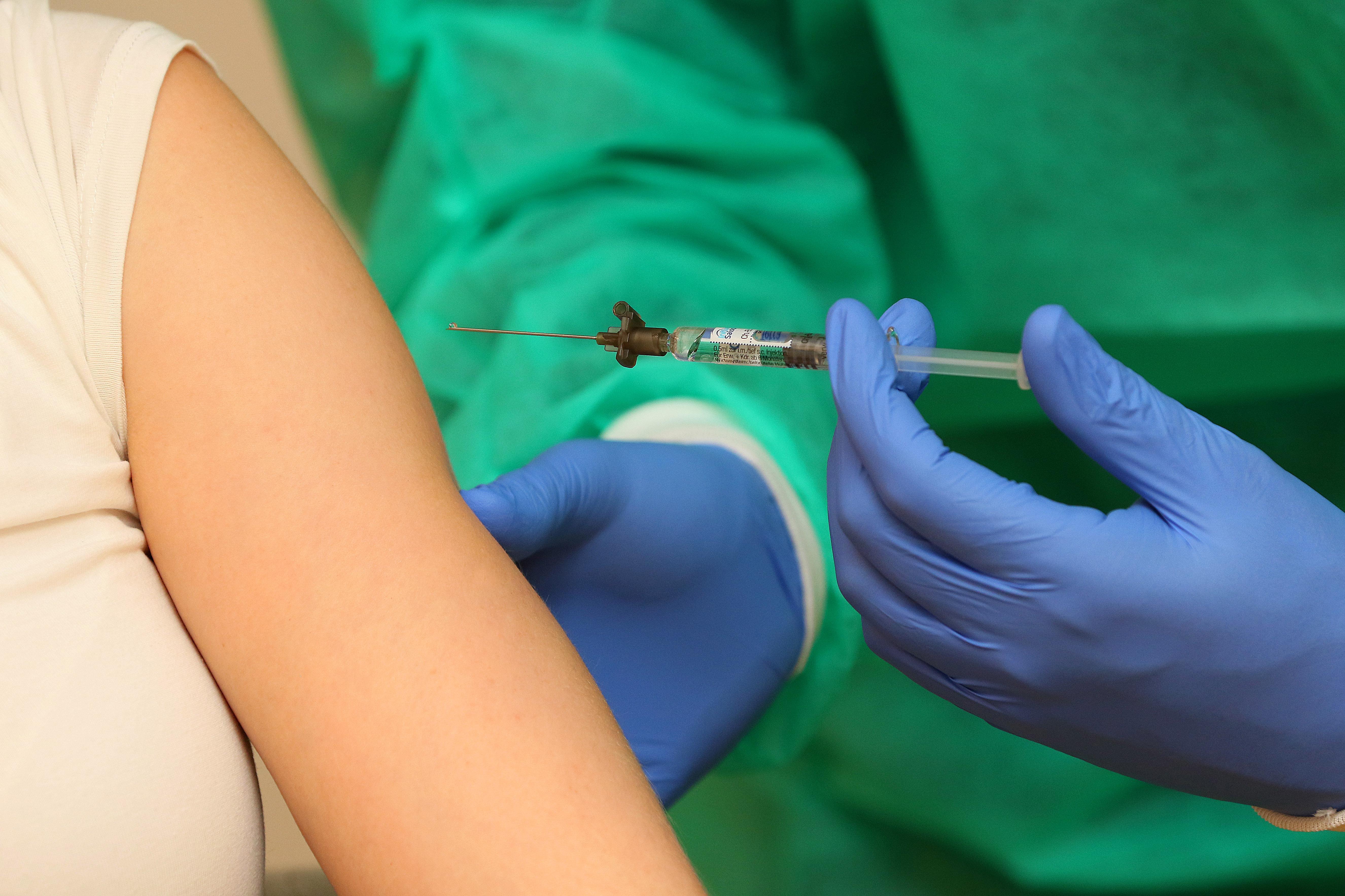 Medizinische Fachperson verabreicht eine Impfung
