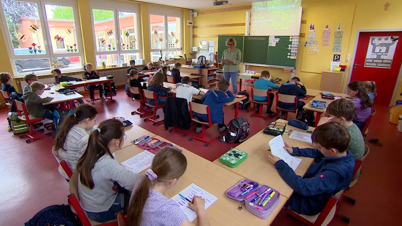 Ab dem Schuljahr 2026/27 gilt eine Ganztags-Garantie für Grundschulkinder, zunächst für Erstklässler. | Bild: Bayerischer Rundfunk 2024 Ab dem Schuljahr 2026/27 gilt eine Ganztags-Garantie für Grundschulkinder, zunächst für Erstklässler.