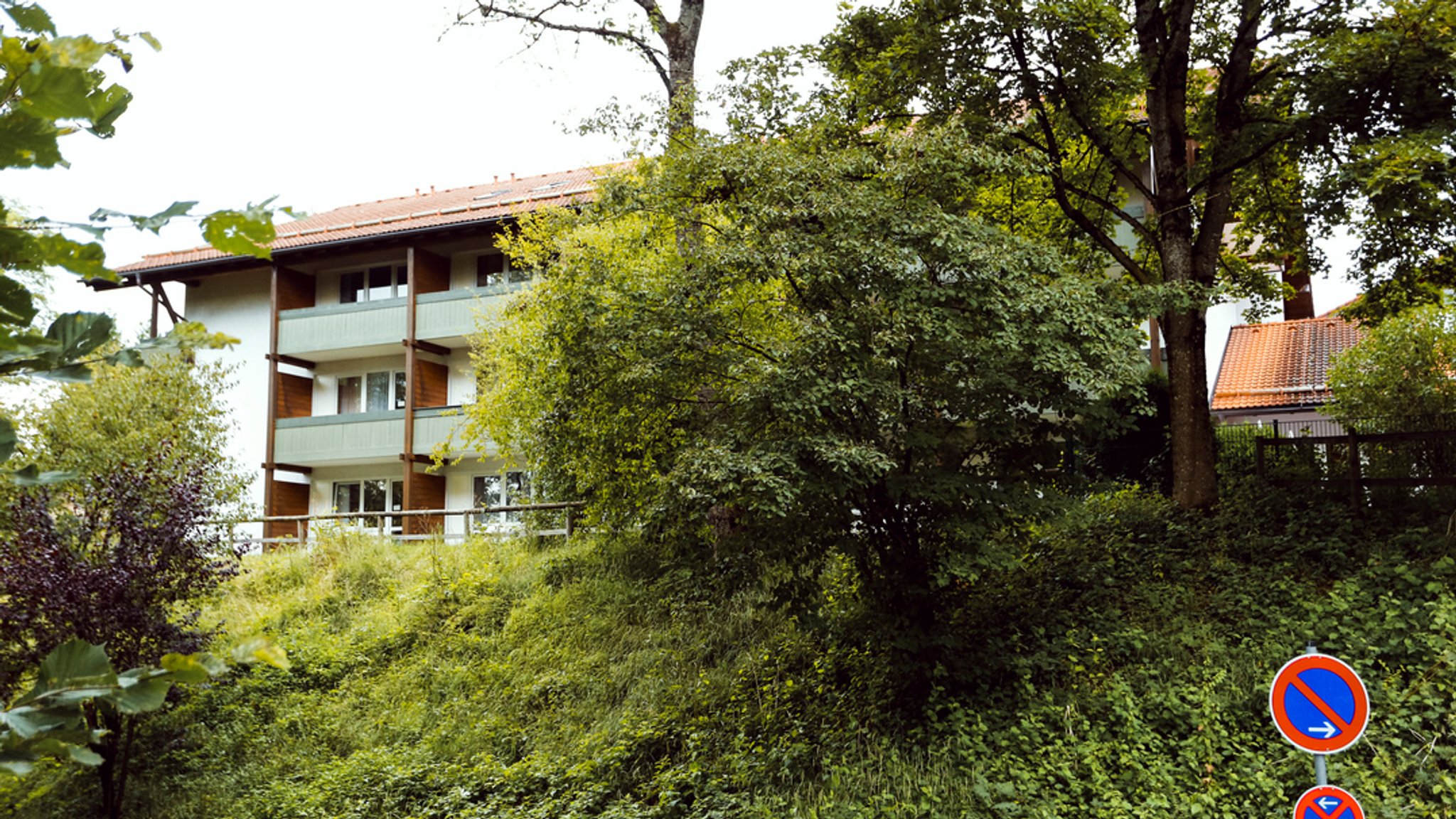 Außenansicht der geriatrischen Reha-Fachklinik Lenggries. 