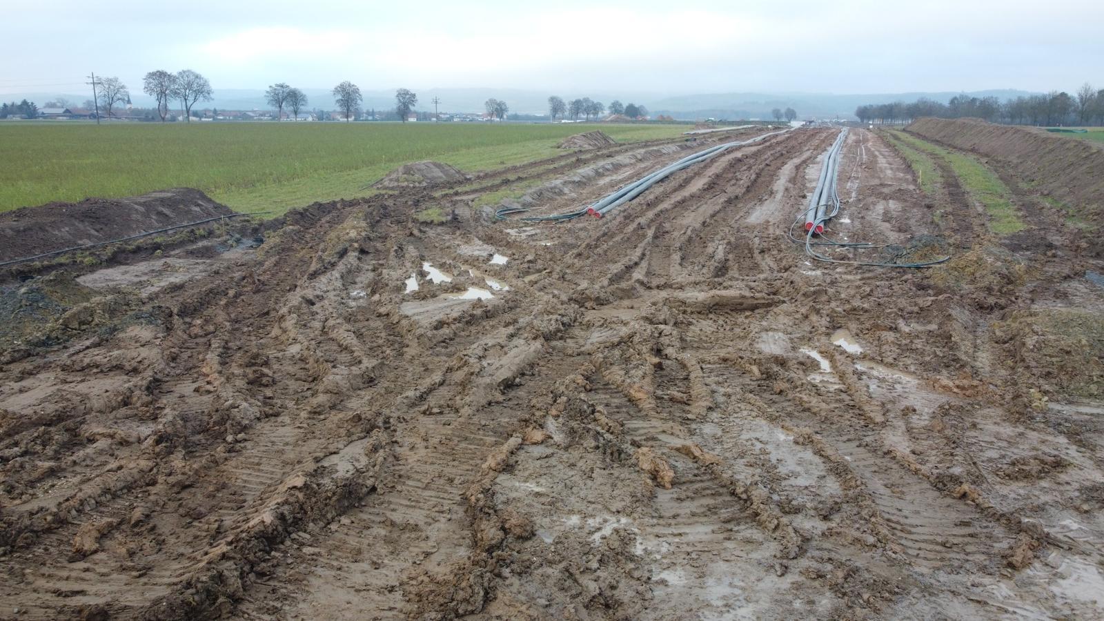 Stromleitungen liegen auf morastigem Boden