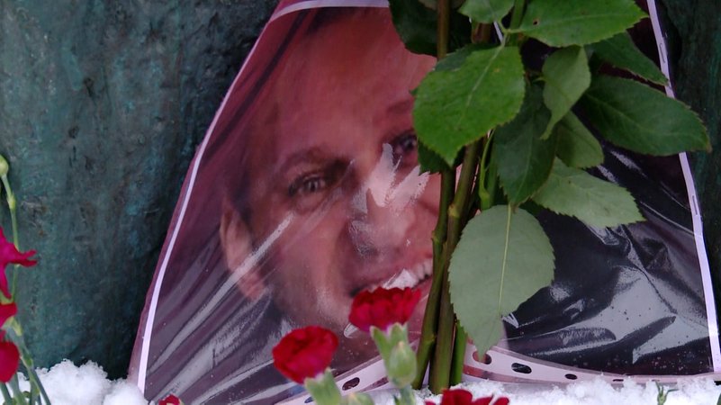 Mehr als eine Woche nach seinem Tod ist der Leichnam Alexej Nawalnys nach Angaben seiner Sprecherin an dessen Mutter übergeben worden. 