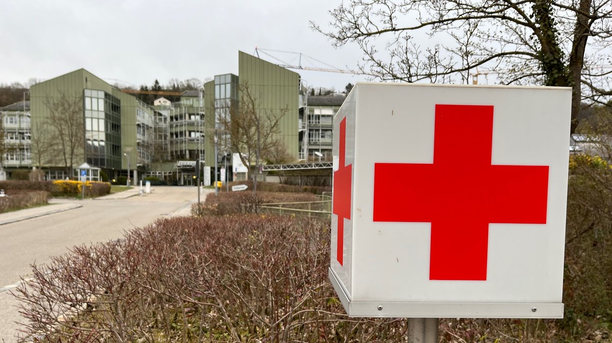 Krankenhaus und rotes Kreuz. 