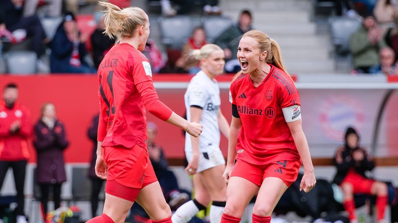 Umjubelte Torschützin: FC Bayerns Lea Schüller (l.) wird von Glodis Viggosdottir gefeiert | Bild: IMAGO / DiZ-PiX Umjubelte Torschützin: FC Bayerns Lea Schüller (l.) wird von Glodis Viggosdottir gefeiert