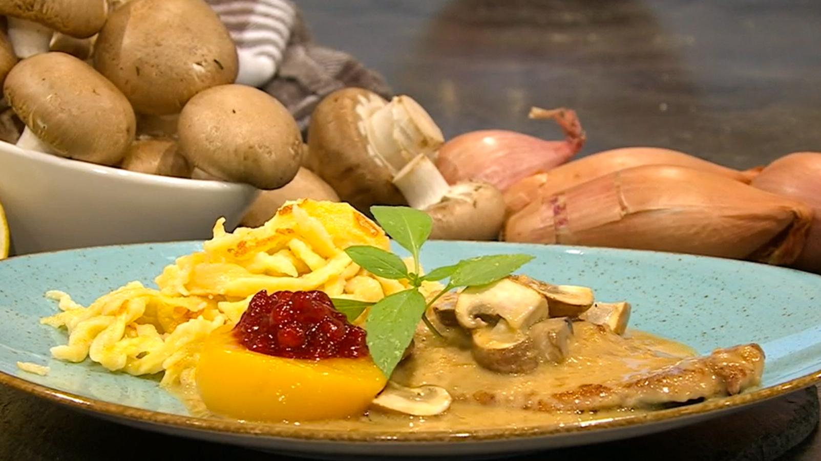 Wir in Bayern | Rezept : Rahmschnitzel mit Champignons und Spätzle