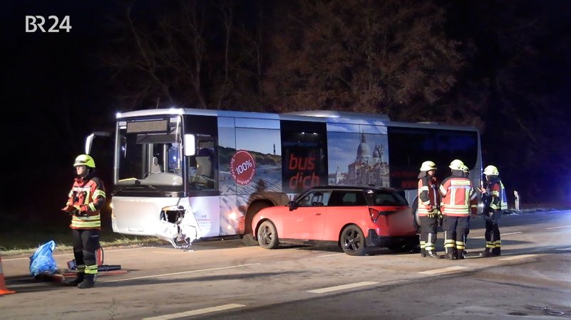 Bei dem Unfall wurden mehrere Menschen verletzt - darunter zwei Kinder. | Bild: News5 Bei dem Unfall wurden mehrere Menschen verletzt - darunter zwei Kinder.