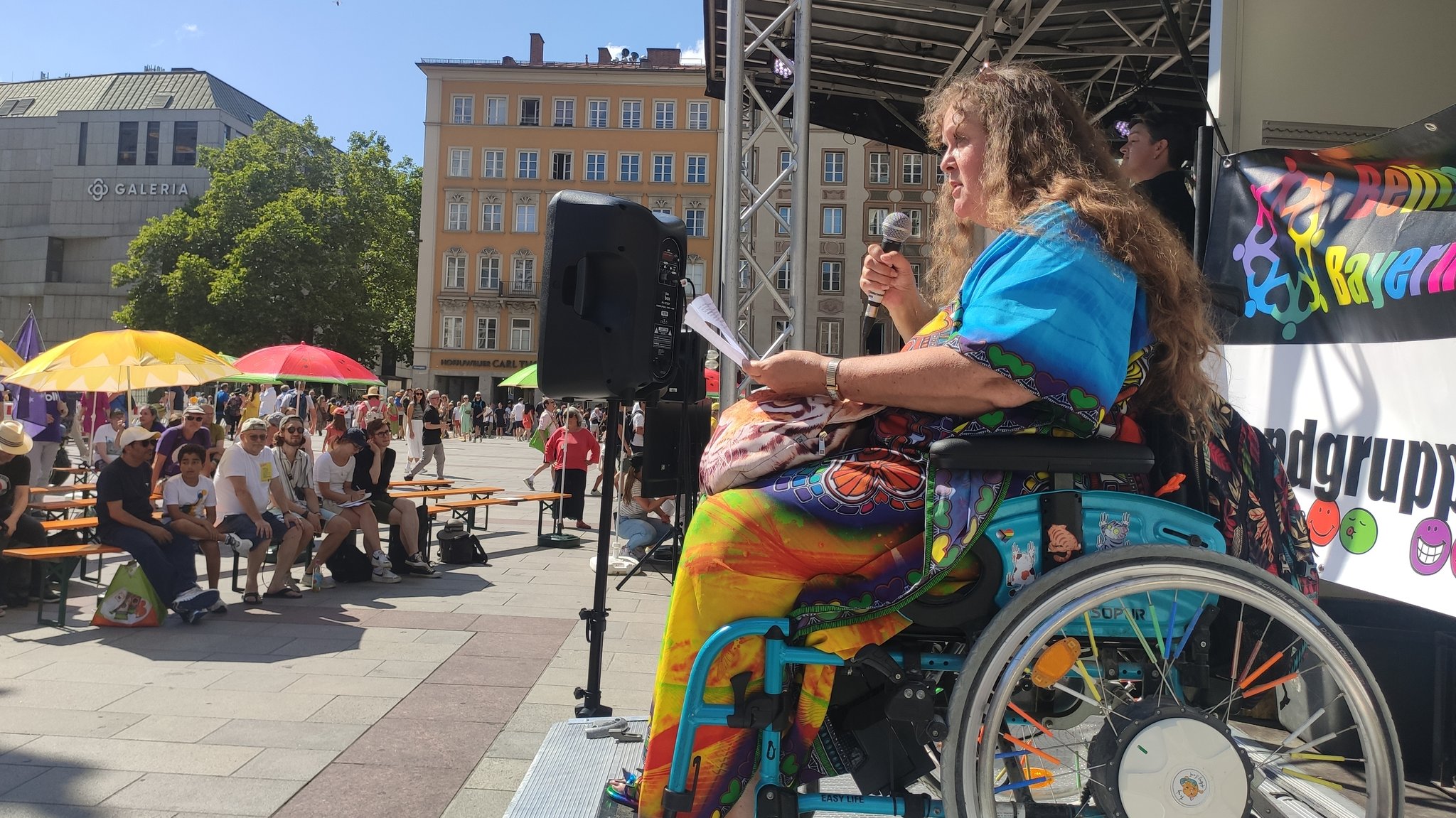 Unter dem Titel "Randgruppenkrawall" demonstrieren mehrere Dutzend Menschen in München für eine bessere Inklusion, vorn rechts im Rollstuhl Veranstalterin Patricia Koller bei der Eröffnungsrede.