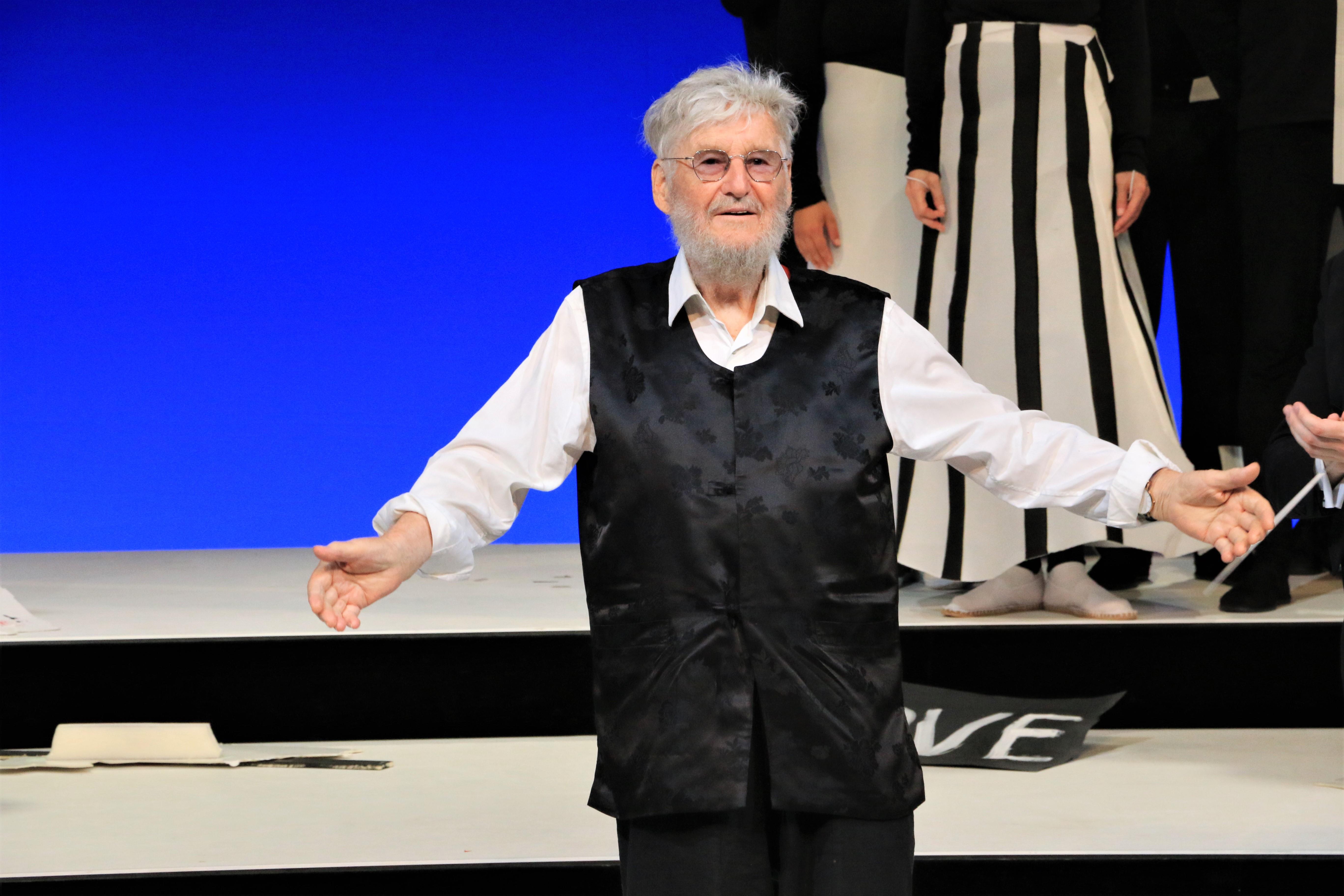 Der Regisseur beim Schlussapplaus von "Don Carlos"