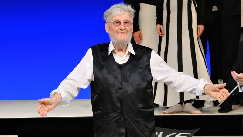 Der Regisseur beim Schlussapplaus von "Don Carlos" | Bild: Peter Jungblut/BR Der Regisseur beim Schlussapplaus von "Don Carlos"