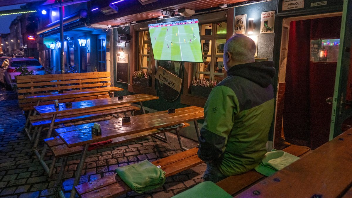 Leere Tische vor einer Kneipe, während das Eröffnungsspiel der WM in Katar übertragen wird (20.11.2022)