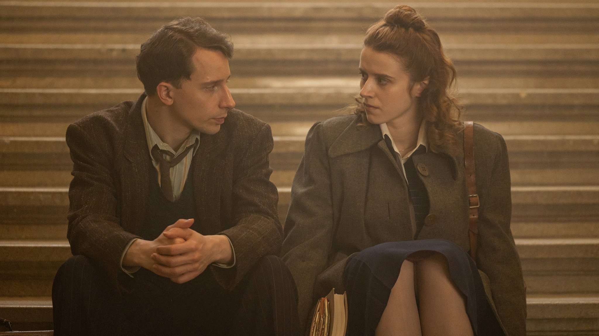 Was machen wir eigentlich hier? Seweryna Szmaglewska (Katharina Stark) und Ernst Michel (Jonathan Berlin) voller Zweifel auf den Treppen des Nürnberger Justizpalastes.