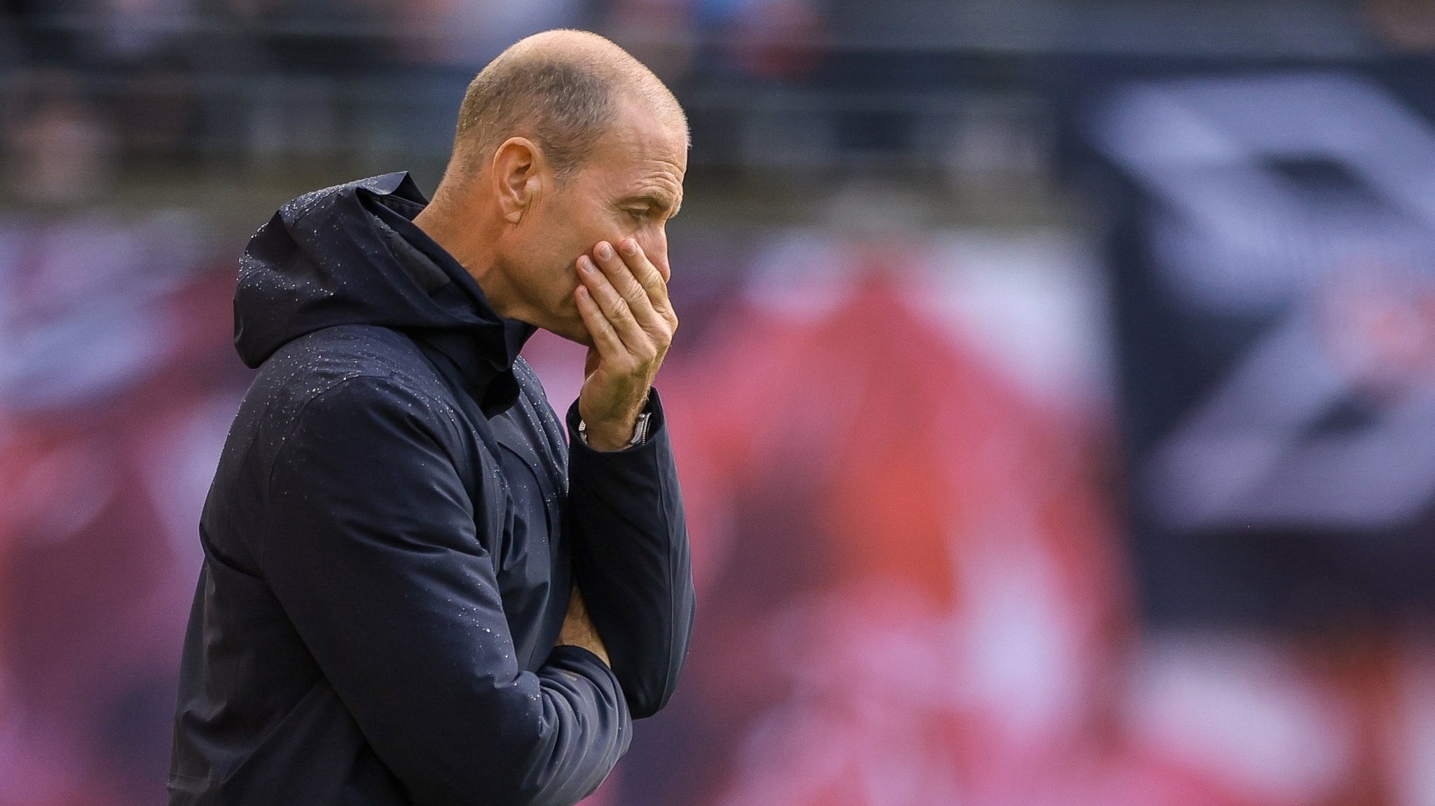 28.09.2024, Sachsen, Leipzig: Fußball: Bundesliga, RB Leipzig - FC Augsburg, 5. Spieltag in der Red Bull Arena. Augsburgs Trainer Jess Thorup reagiert am Spielfeldrand. Foto: Jan Woitas/dpa - WICHTIGER HINWEIS: Gemäß den Vorgaben der DFL Deutsche Fußball Liga bzw. des DFB Deutscher Fußball-Bund ist es untersagt, in dem Stadion und/oder vom Spiel angefertigte Fotoaufnahmen in Form von Sequenzbildern und/oder videoähnlichen Fotostrecken zu verwerten bzw. verwerten zu lassen. +++ dpa-Bildfunk +++