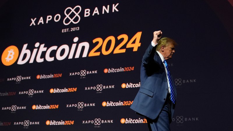 Donald Trump im Juli 2024 bei einer Bitcoin-Konferenz. | Bild: picture alliance / ASSOCIATED PRESS | Alex Brandon Donald Trump im Juli 2024 bei einer Bitcoin-Konferenz.