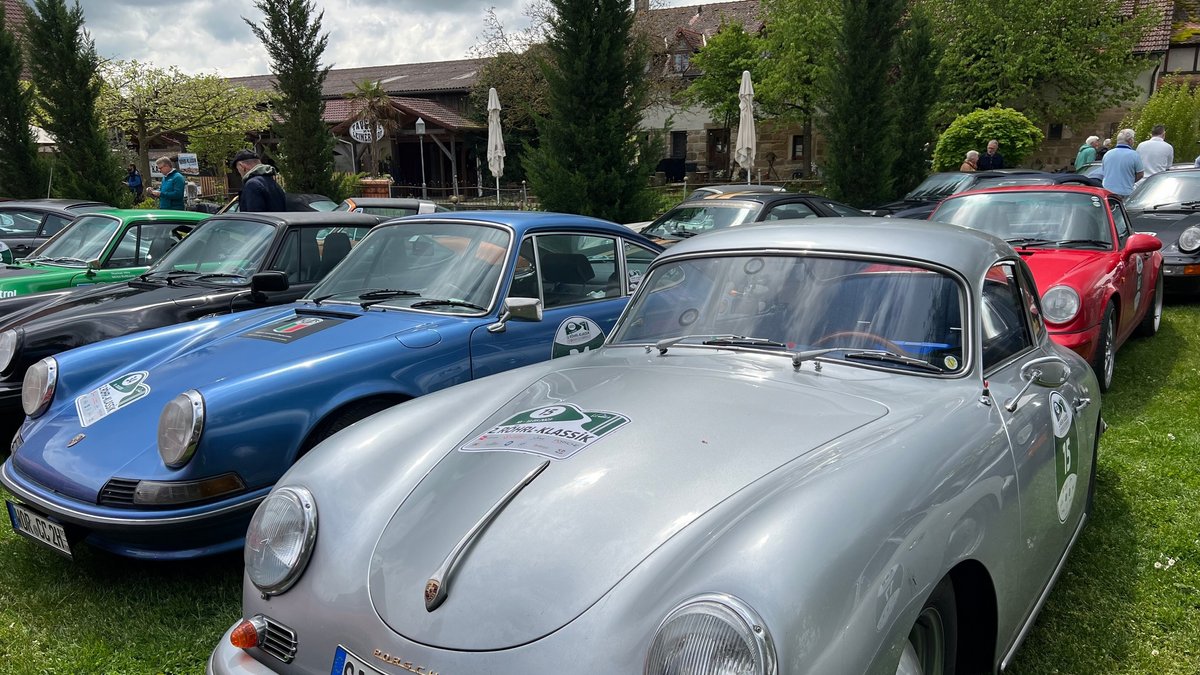 Mehrere geparkte historische Porsche. 