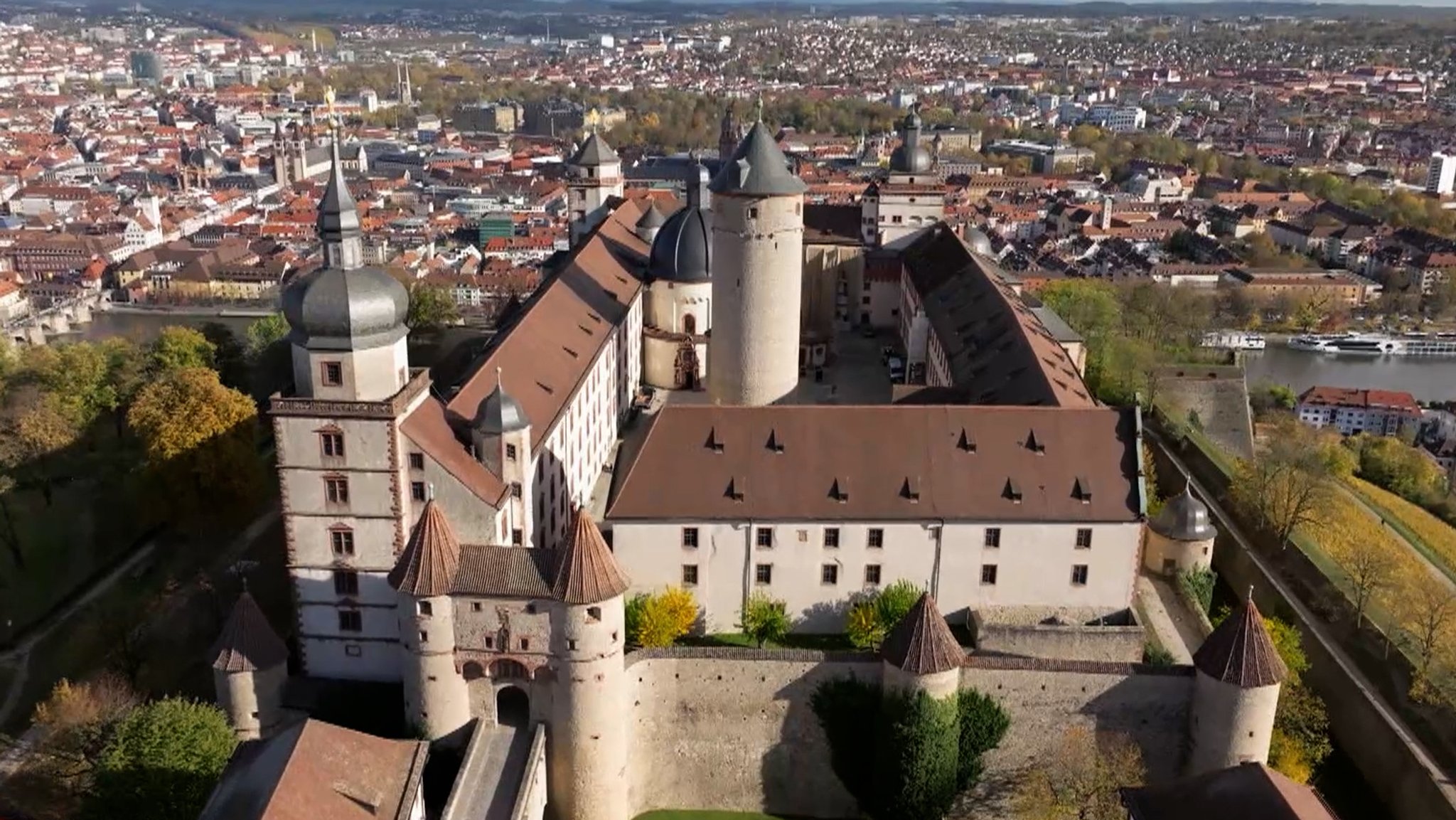 Drohnenaufnahme der Festung Marienberg in Würzburg