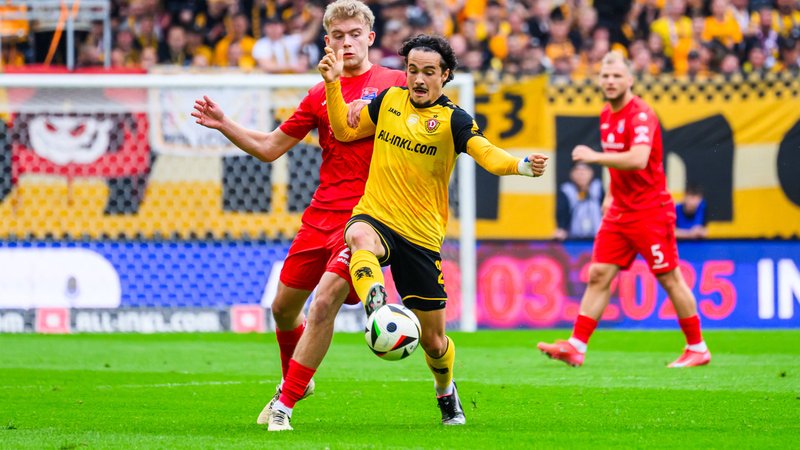 17.05.2025, Sachsen, Dresden: Fußball: 3. Liga, SG Dynamo Dresden - SpVgg Unterhaching, 38. Spieltag, Rudolf-Harbig-Stadion: Dynamos Mika Baur (r) gegen Unterhachings Tim Hoops (l). | Bild: dpa-Bildfunk/Robert Michael 17.05.2025, Sachsen, Dresden: Fußball: 3. Liga, SG Dynamo Dresden - SpVgg Unterhaching, 38. Spieltag, Rudolf-Harbig-Stadion: Dynamos Mika Baur (r) gegen Unterhachings Tim Hoops (l).