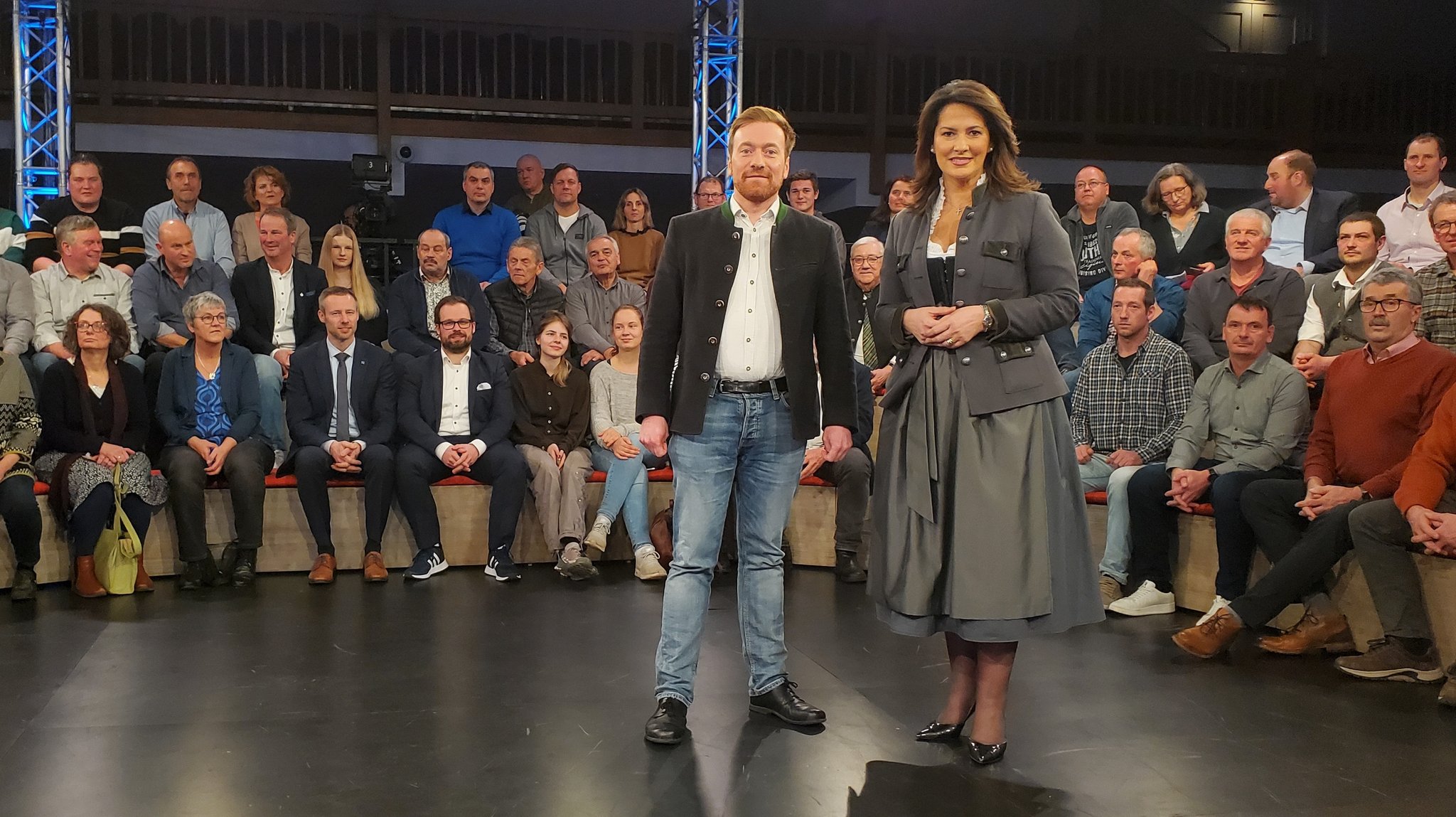 jetz red i (31.01.2023): Karl Bär (l.) und Michaela Kaniber in der Stadthalle Memmingen