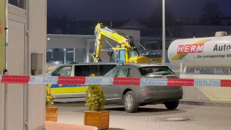In Baden-Württemberg hat ein Mann mit einem Bagger eine Schneise der Verwüstung angerichtet. | Bild: dpa-Bildfunk/Fabian Koss In Baden-Württemberg hat ein Mann mit einem Bagger eine Schneise der Verwüstung angerichtet.