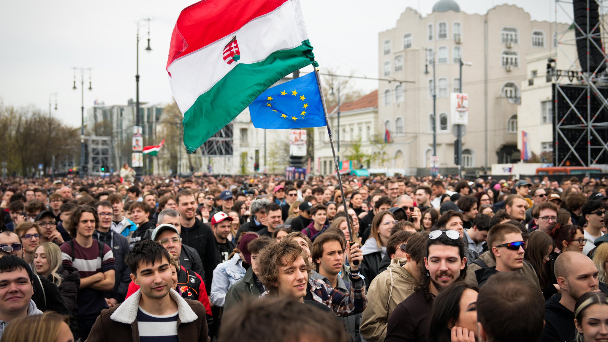 Protestkundgebung gegen die Orbán-Regierung am 10.4.26 in Budapest, zu sehen sind Flaggen von Ungarn und EU.