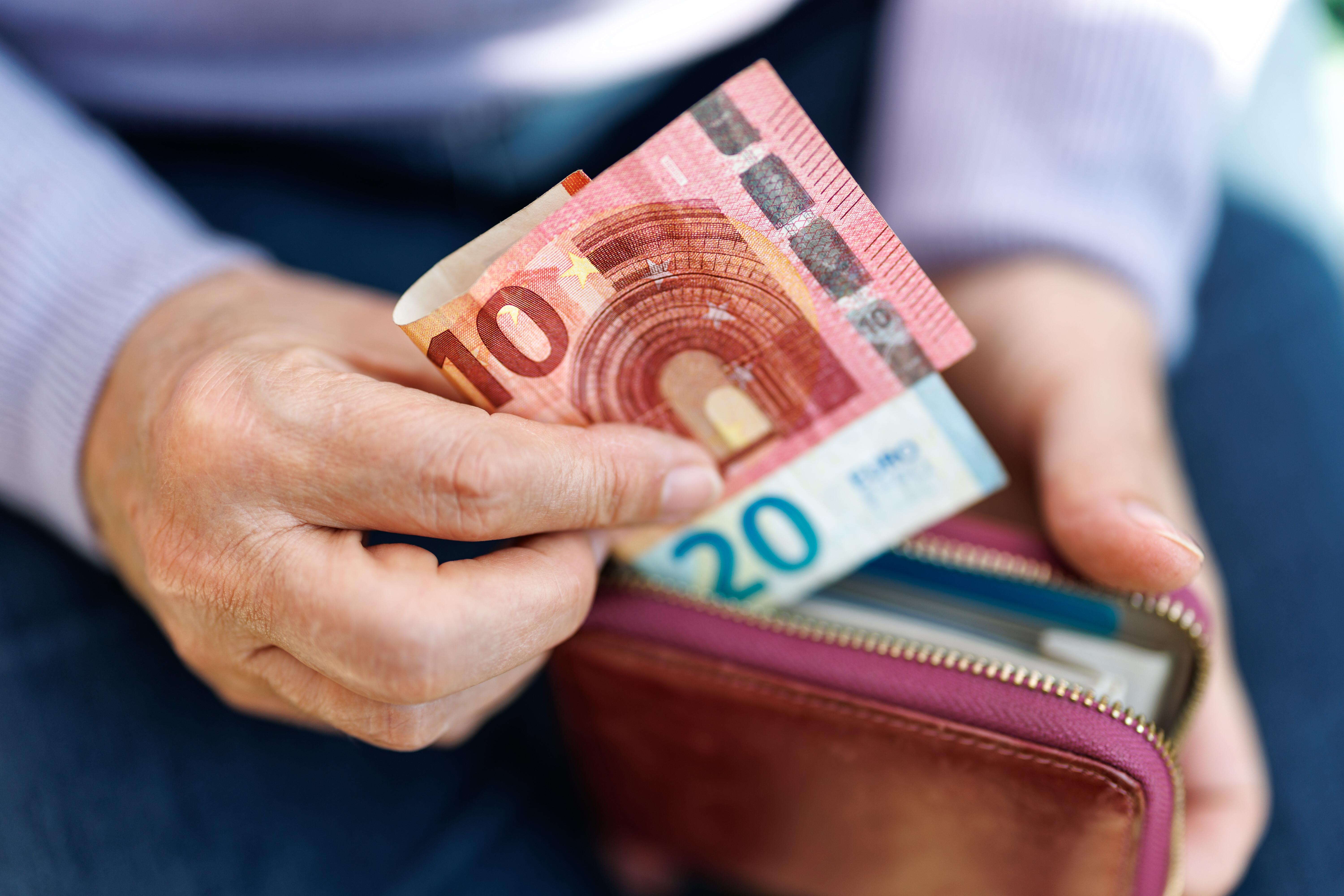 100 Tage nach ihrem Start sieht sich die schwarz-rote Bundesregierung heftiger Kritik an ihrer Sozialpolitik gegenüber.