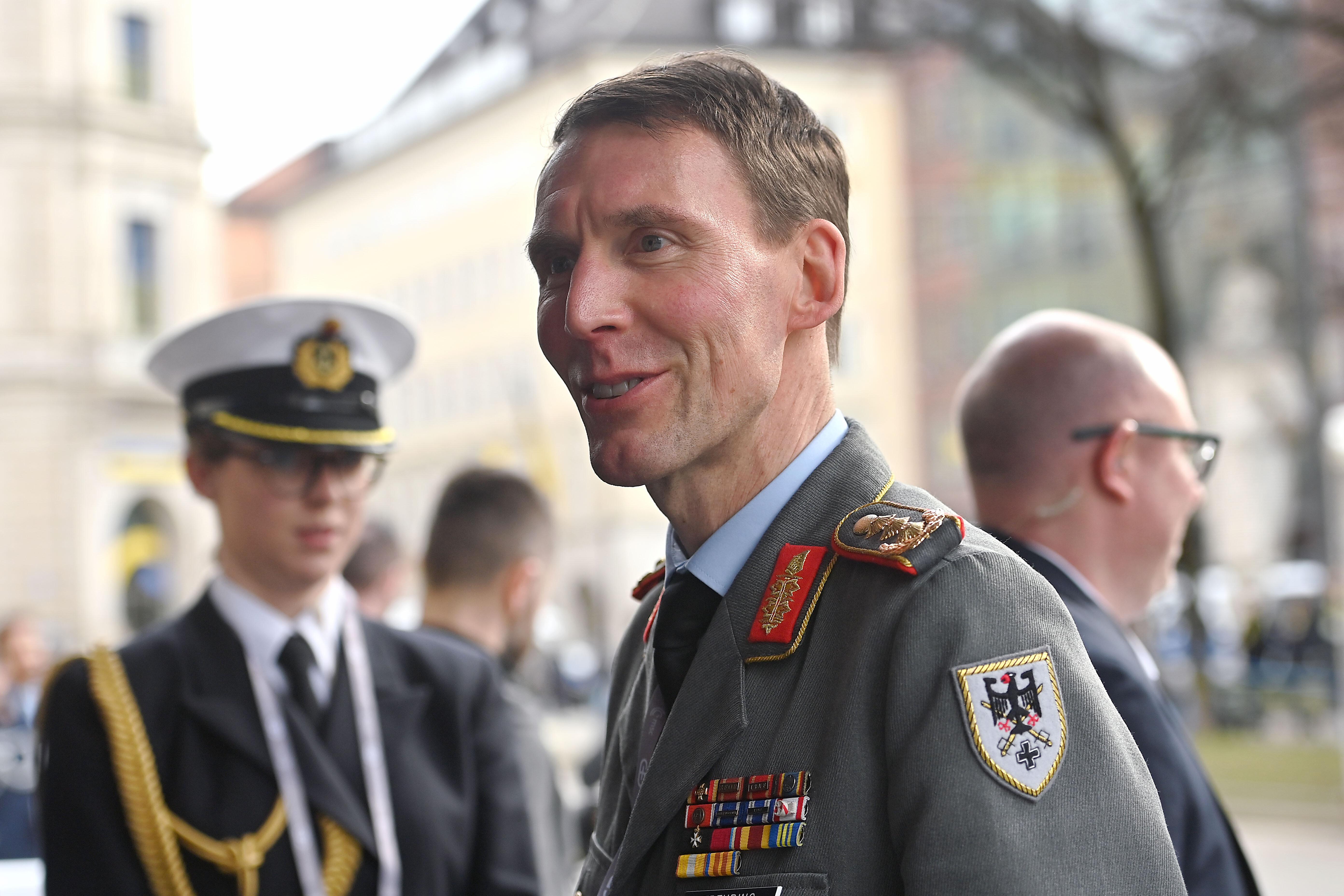 Heeresinspekteur Christian Freuding bei seiner Ankunft auf der Münchner Sicherheitskonferenz. | Bild:picture alliance / SvenSimon | Frank Hoermann / SVEN SIMON