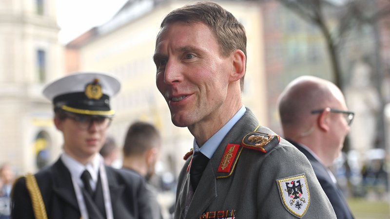 Heeresinspekteur Christian Freuding bei seiner Ankunft auf der Münchner Sicherheitskonferenz. | Bild: picture alliance / SvenSimon | Frank Hoermann / SVEN SIMON Heeresinspekteur Christian Freuding bei seiner Ankunft auf der Münchner Sicherheitskonferenz.