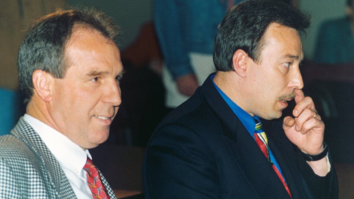 Die Unparteiischen Hans-Joachim Osmers (l.) und Jörg Jablonski vor dem DFB-Sportgerichtshof im April 1994
