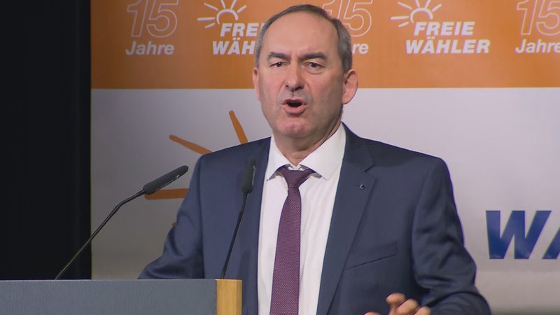 Parteichef Hubert Aiwanger (FW) beim Parteitag in Bitburg | Bild: BR/SWR Parteichef Hubert Aiwanger (FW) beim Parteitag in Bitburg