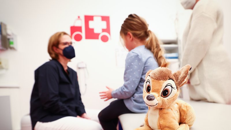 Kinderärztin mit Patientin und deren Mutter | Bild: picture alliance/dpa | Christian Charisius Kinderärztin mit Patientin und deren Mutter