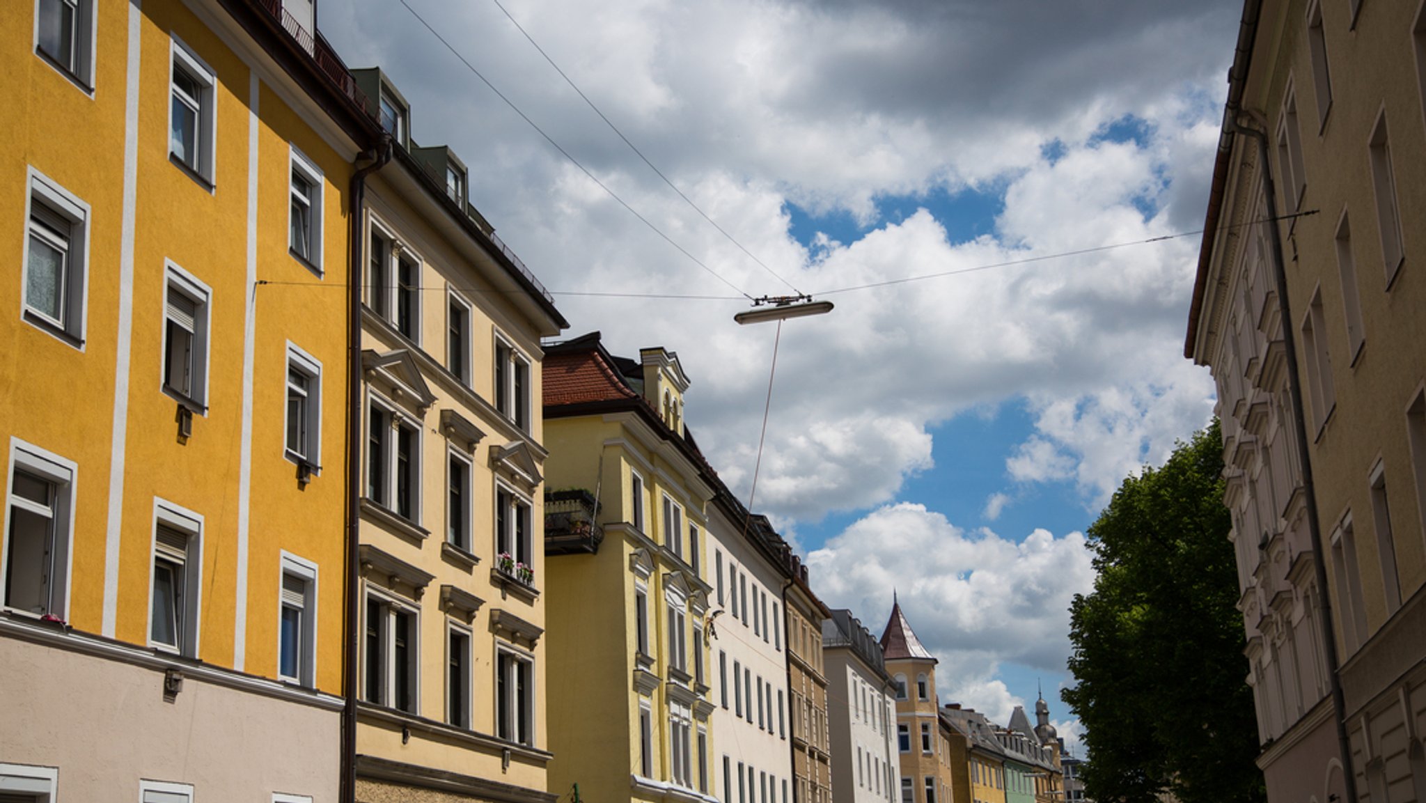 Ein Straßenzug in München. Nach BR-Recherchen gibt die Stadt inzwischen viel Geld für Soforthilfen aus. Kritikern wollen mehr Sozialwohnungen. 