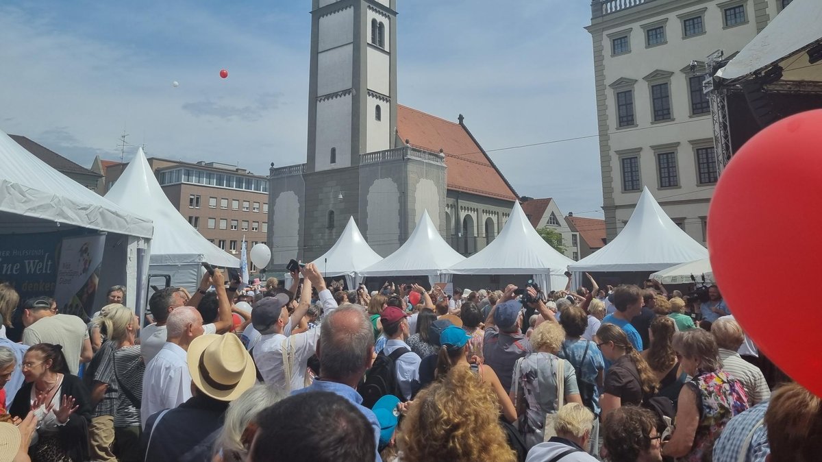 Das Ulrichsfest des Bistums Augsburg am 8. Juli 2023. Dicht gedrängt stehen Menschen auf dem Rathausplatz zwischen Bühnen und Ständen.