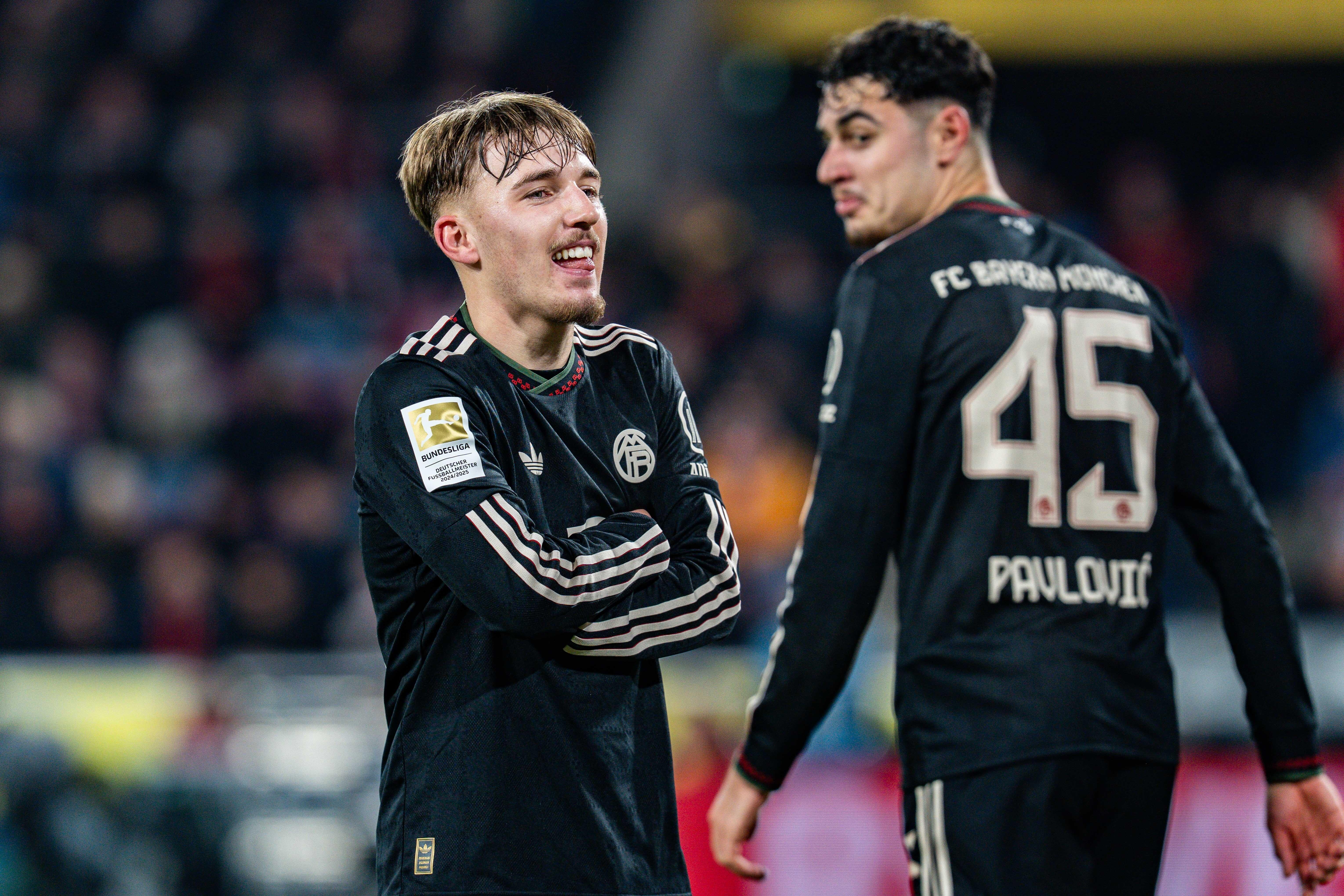 Lennart Karl (links) und Aleksandar Pavlovic im Trikot des FC Bayern München.