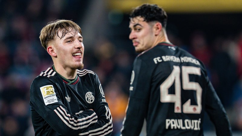Lennart Karl (links) und Aleksandar Pavlovic im Trikot des FC Bayern München. | Bild: picture alliance / Kirchner-Media | Bahho Kara Lennart Karl (links) und Aleksandar Pavlovic im Trikot des FC Bayern München.