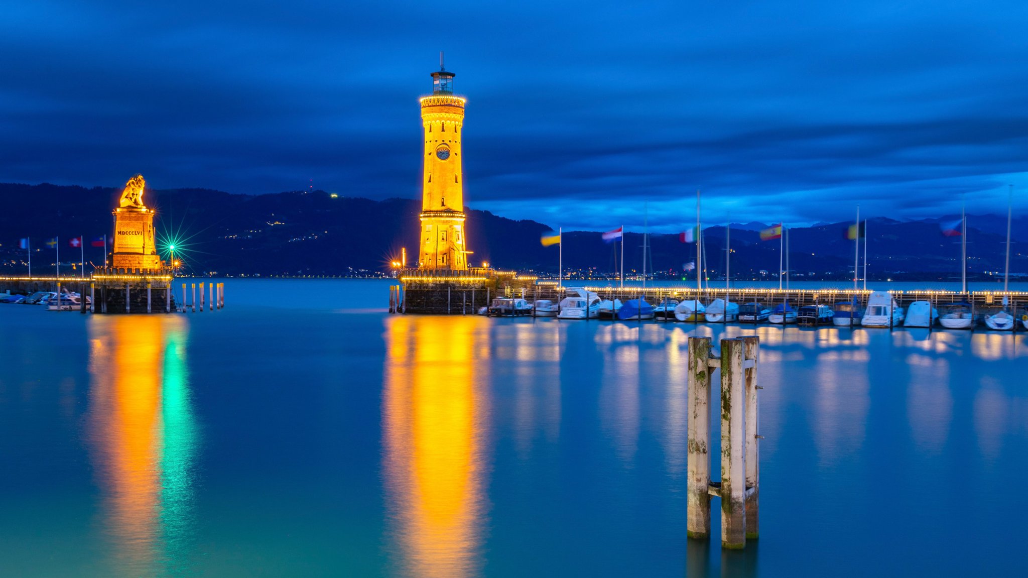 Der Lindauer Hafen mit bayerischem Löwen und Neuem Leuchtturm bei Nacht