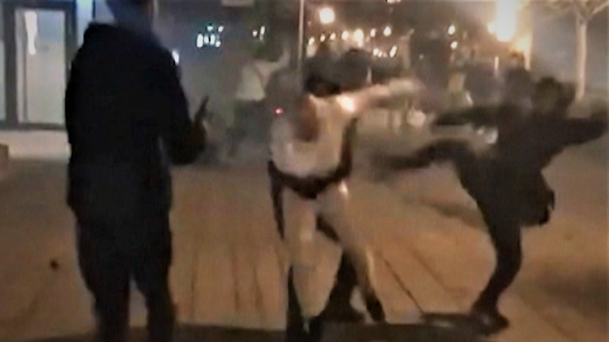 Foto aus einem Handyvideo: Jugendliche prügeln sich in der Messestadt Riem in München / Quelle: "Jeffrey"