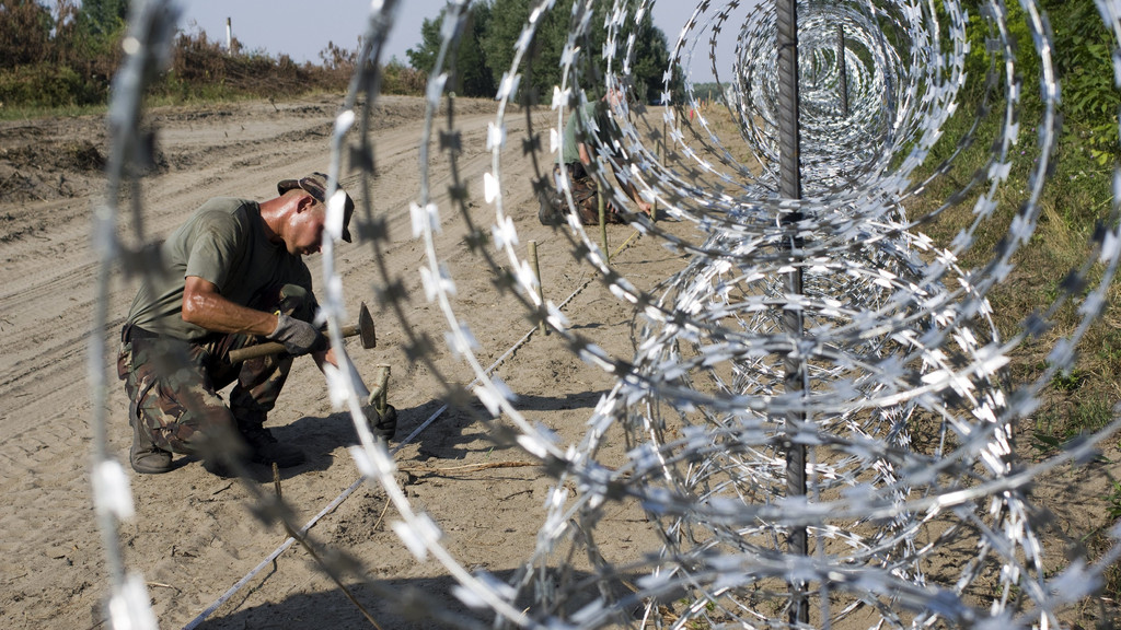 Ein ungarischer Soldat sichert die EU-Außengrenze während der Flüchtlingskrise 2015 (Archivbild)
